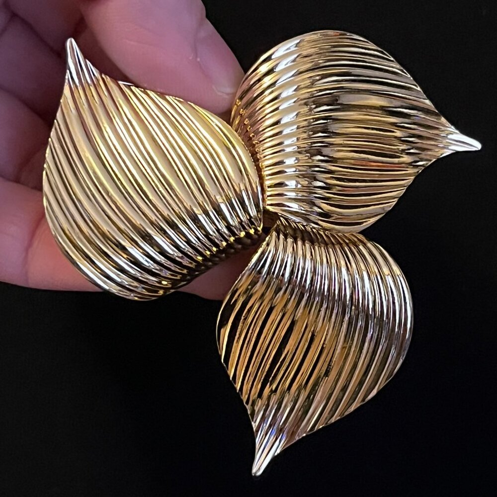 Sarah Coventry “Trillium” Brooch (1969) – Excellent Cond - Stamped Sarah Cov - Picture 3 of 9